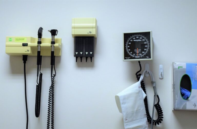 Dlaczego znajomość karty praw pacjenta ułatwia komunikację z personelem medycznym? - okładka